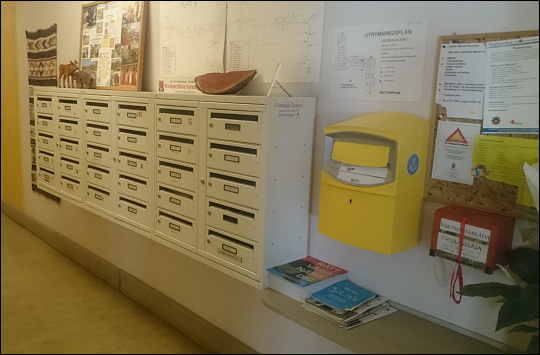 Postboxar samt postens gula låda.